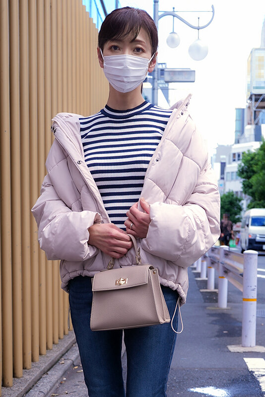 五十路熟女 三枝木玲実の立ちんぼシーン