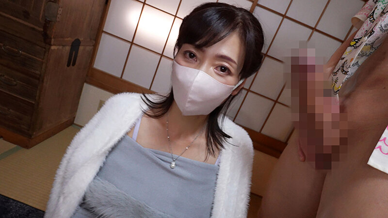 五十路熟女 三枝木玲実がマスクをしてこれからフェラをする