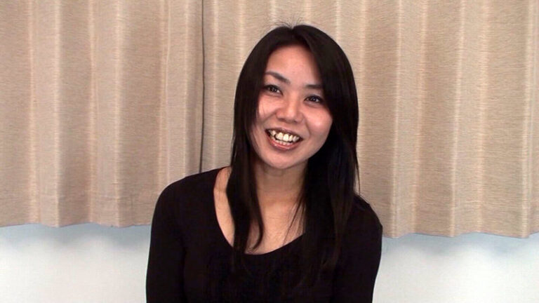 素人四十路熟女のプレイ前インタビュー笑顔シーン