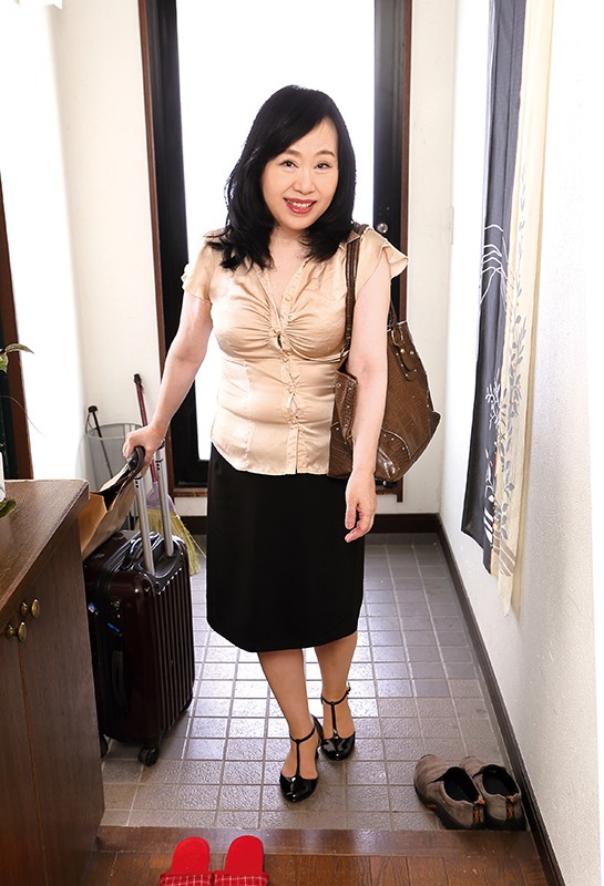 七十路義母 城美香 70歳がスーツケースを持って玄関に立っている