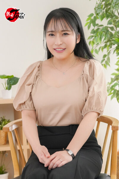 四十路人妻 緑川まなみがインタビューされている