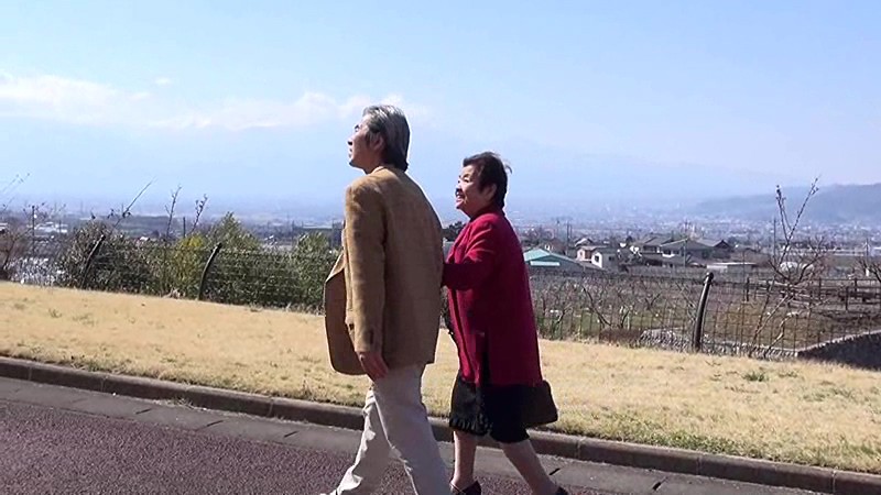 83歳小笠原祐子が71歳旦那と道路を歩いている