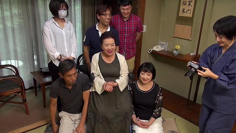 80歳小笠原祐子の家族集合写真