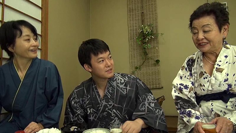 80歳小笠原祐子が曾孫と楽しく会話している様子