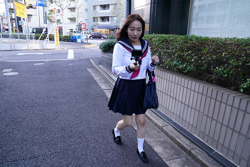 セーラー服熟女失禁羞恥 よしい美希のサンプル画像1