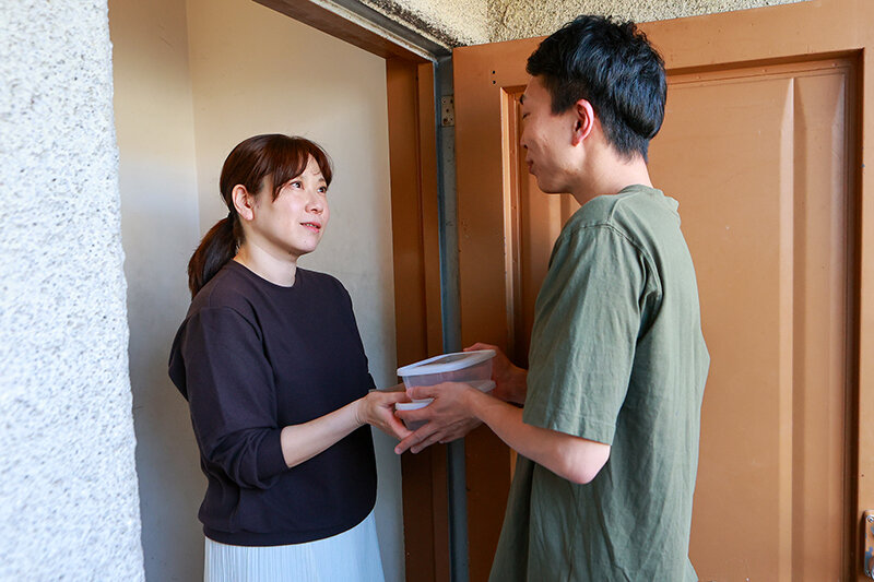 アパートの隣に住むムッチリすけべな五十路妻 久宝ななえのサンプル画像5