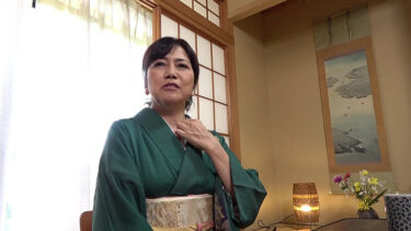 還暦美人妻が旦那に内緒でAV初撮りデビュー！性に積極的な60歳 岡田真弓がプロ男優と熱いセックスを披露！