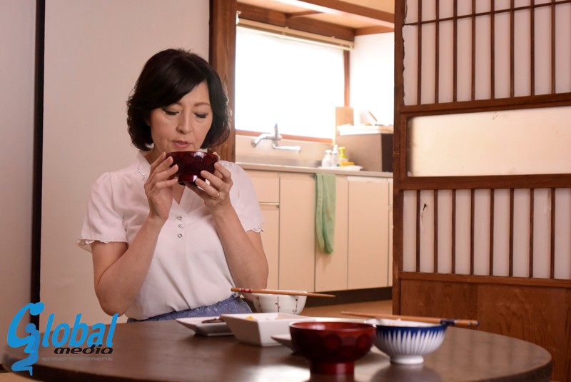 還暦 調教される母 杉本秀美のサンプル画像1