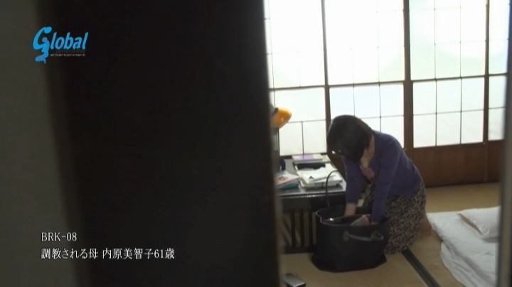 息子に肉便器調教されてしまう還暦母 内原美智子の変態プレイ映像。体に落書きされてお漏らし・中出し懇願させられて快楽堕ちする母子