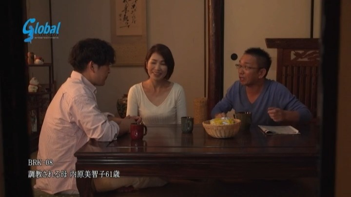 息子に肉便器調教されてしまう還暦母 内原美智子の変態プレイ映像。体に落書きされてお漏らし・中出し懇願させられて快楽堕ちする母子