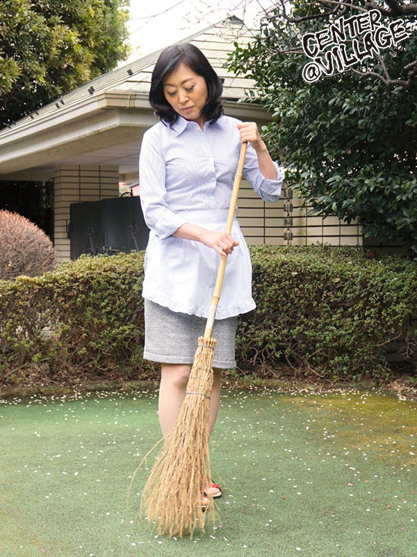 息子のチ○ポ挿入で溢れ出す愛液 還暦失神母 大内友花里のサンプル画像1