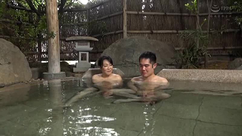 孫と行く禁断の温泉旅行 ギンギンに反り返った孫のイチモツを咥え込んで 大月ルナのサンプル画像2