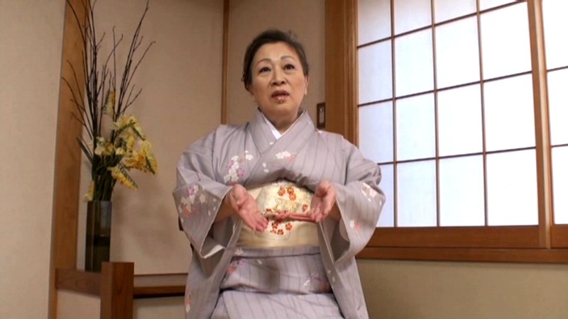 「今日一日、せっかくですから女の喜びを存分に味わってゆきたいと思います…」61歳の還暦淑女が長い人生で初めての撮影へ静かに踏み出し、和室で若い男に抱かれながら乙女のような初々しい表情を取り戻す森宮八重子